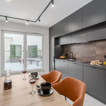 Apartment Jacuzzi Hideout - Private Terrace - Free Parking *