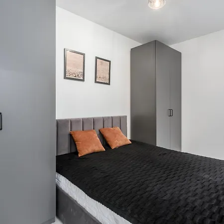 Jacuzzi Hideout - Private Terrace - Free Parking Apartment Warsaw