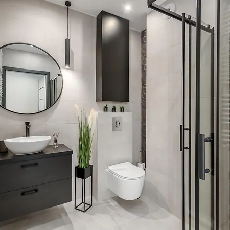 Jacuzzi Hideout - Private Terrace - Free Parking Daire Varşova