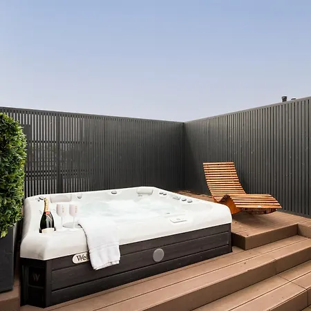 Apartment Jacuzzi Hideout - Private Terrace - Free Parking *