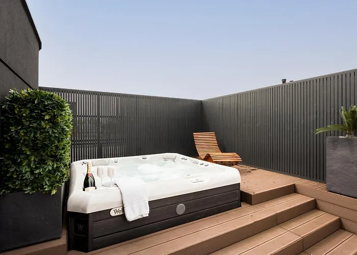 Jacuzzi Hideout - Private Terrace - Free Parking *