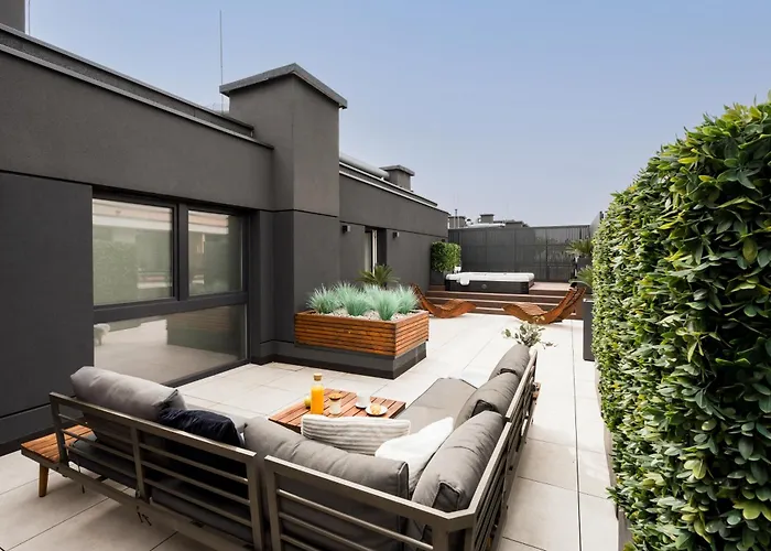 Jacuzzi Hideout - Private Terrace - Free Parking