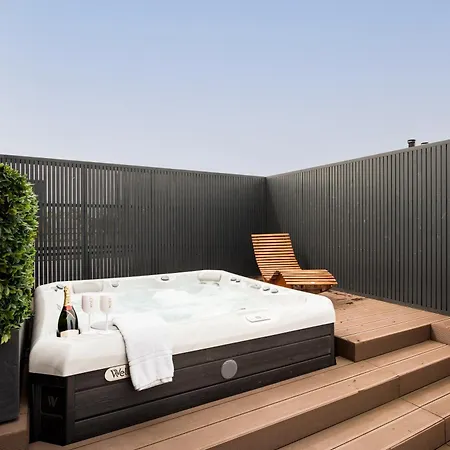 Jacuzzi Hideout - Private Terrace - Free Parking *