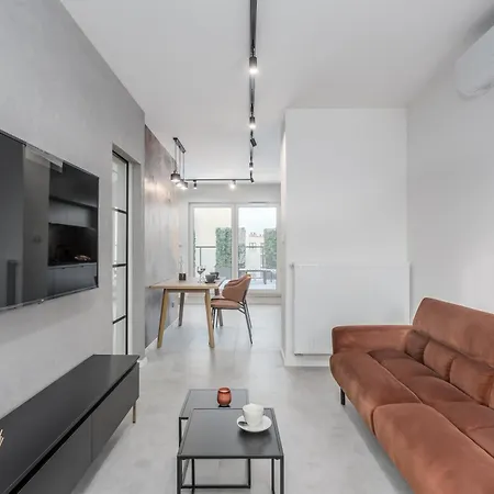 Daire Jacuzzi Hideout - Private Terrace - Free Parking