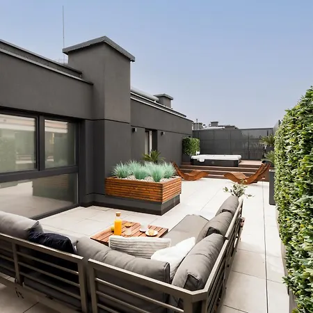 Jacuzzi Hideout - Private Terrace - Free Parking